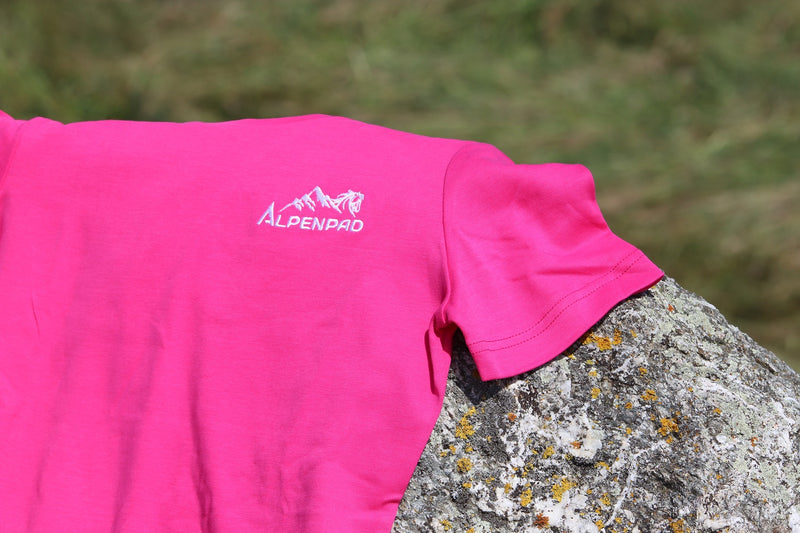 AlpenPad – Besticktes Baumwoll Shirt  – Pink - Horse_Art_Bodensee